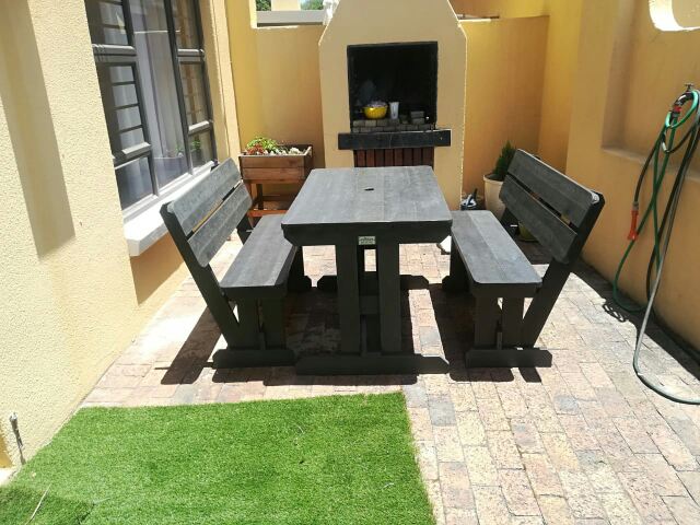 THE RECYCLED PLASTIC SEA COTTAGE SET (Table with 2 loose benches)